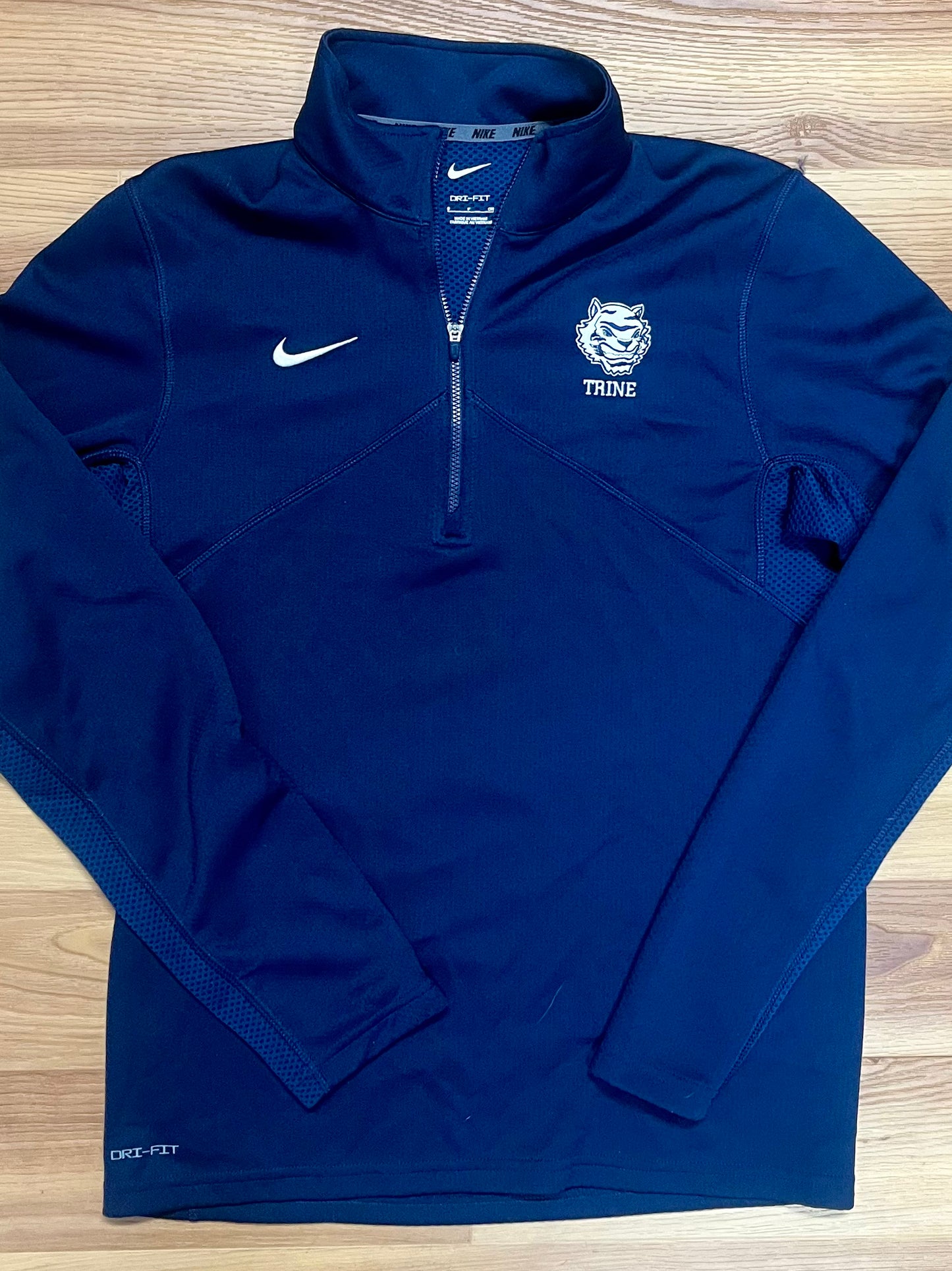 Trine Nike Quarter Zip-Size Small