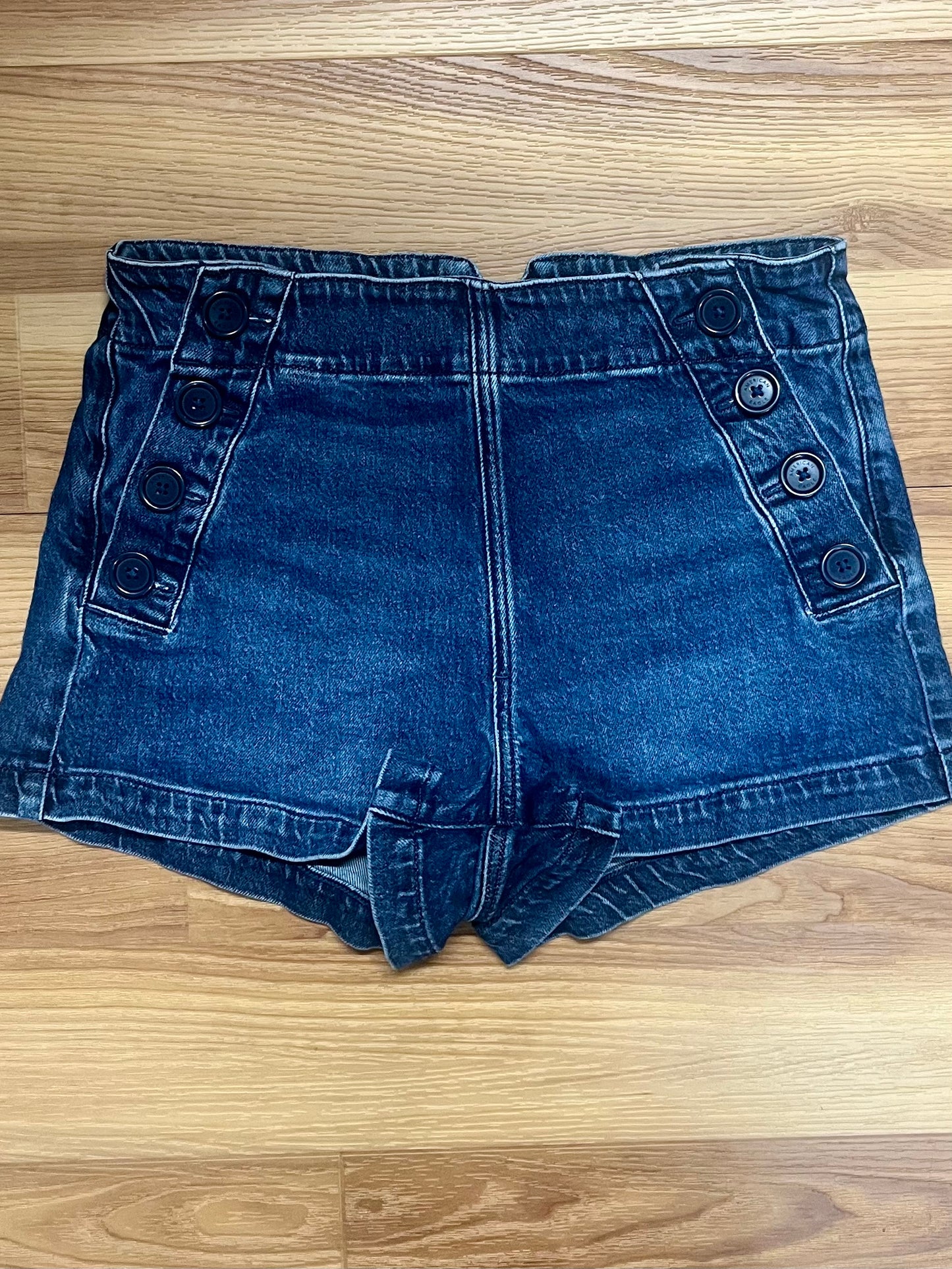 American Ealge Shorts-Size 4-Buttons