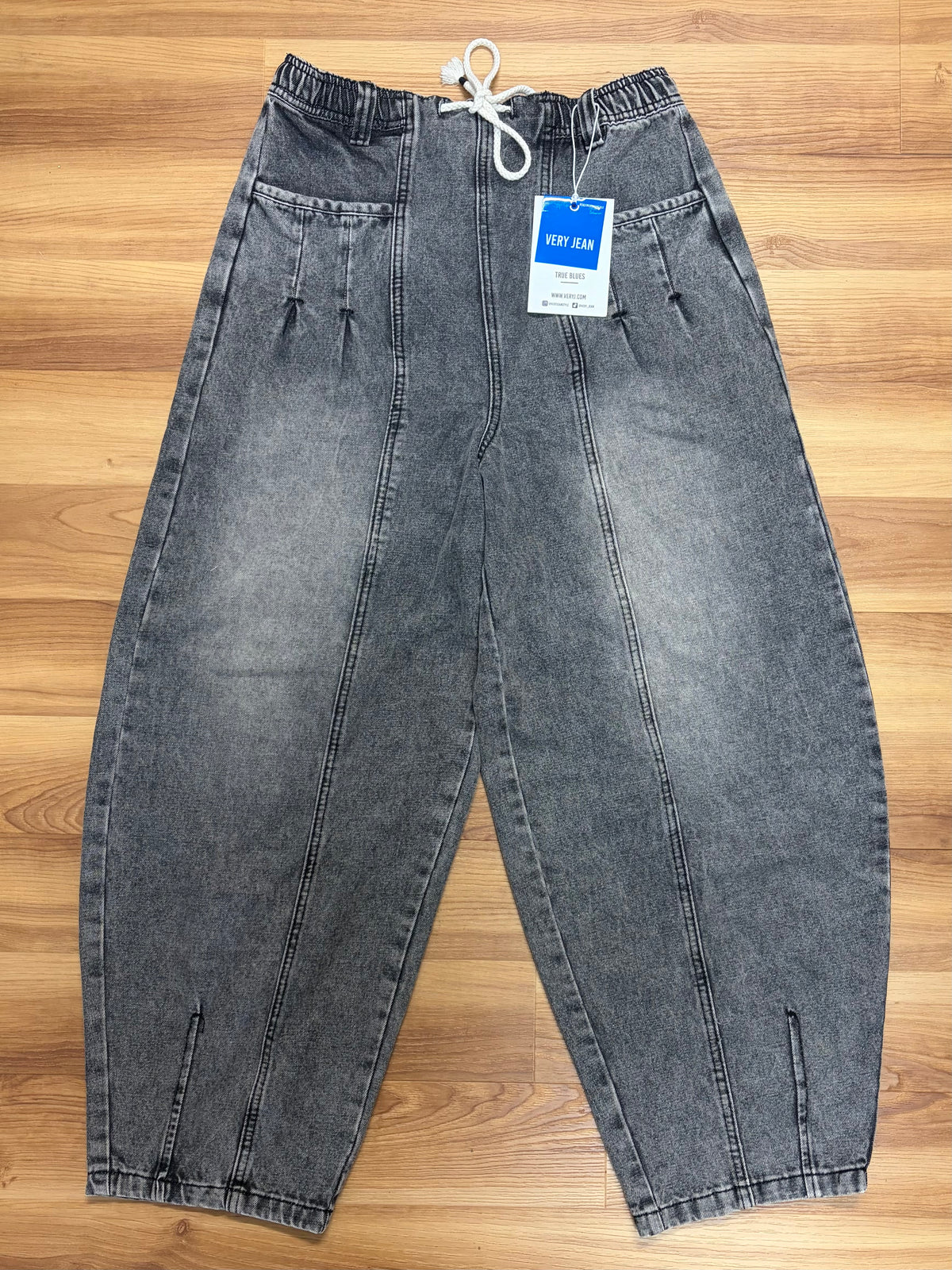 Very Jean Barrel Denim-Size Large(fits like and 8/10)-NEW