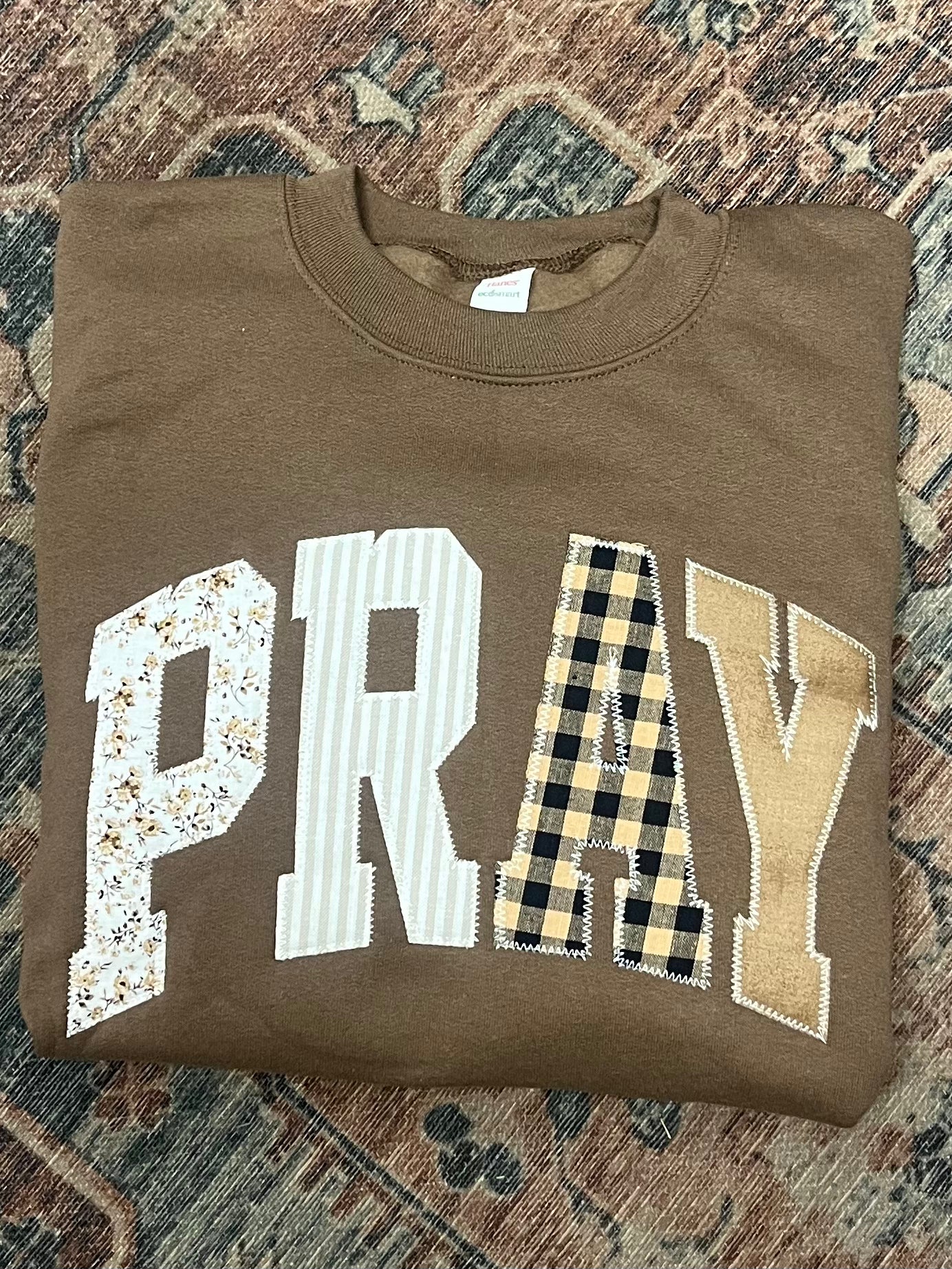 Pray appliqué embroidered crewneck