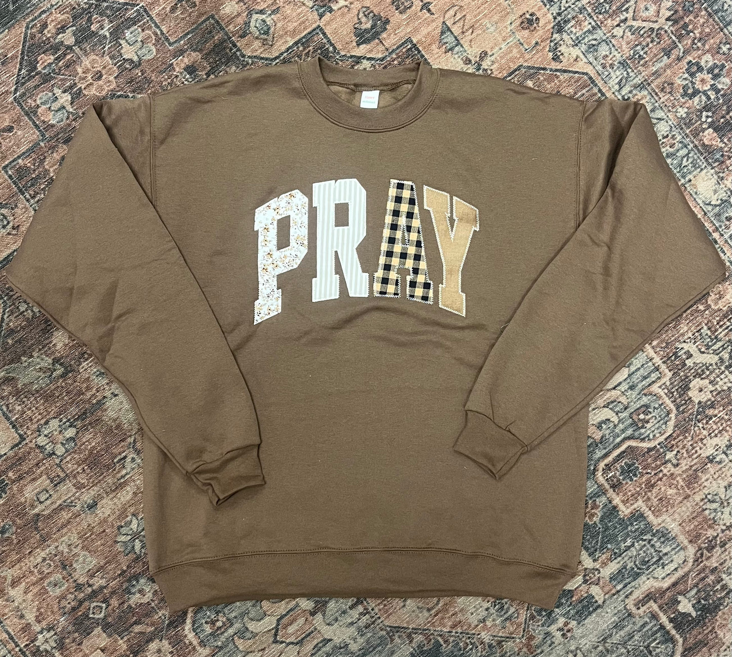 Pray appliqué embroidered crewneck